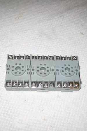 (3)  Idec Sr2p-06 8 Pin Relay 10 Amp 330 Volt On Aluminum Din Rail Wholesale